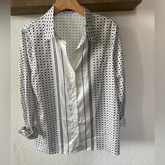 Anna Kay|Satin button down Long Sleeve in Geometric black & White print•••France - Picture 1 of 10